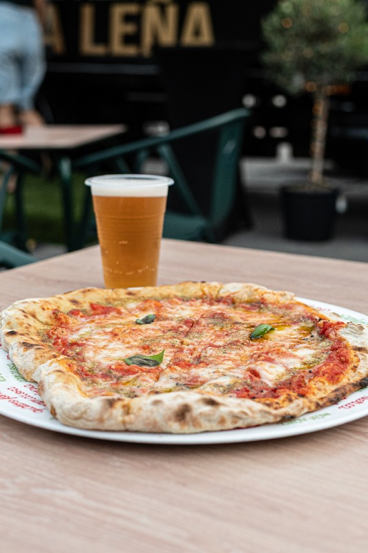 Pizza y cerveza en mesa